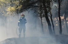 Πυροσβέστης με τη μάνικα ανά χείρας