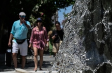 Καιρός, συντριβανι, περαστικοι