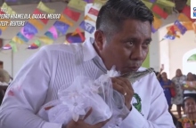 Μεξικό, Δήμαρχος φιλάει θηλυκό αλιγάτορα