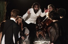 Ο Χάρης Φραγκούλης υποδύεται τον ξένο στην παράσταση «ζ-η-θ- Ο Ξένος» σε σκηνοθεσία Μιχαήλ Μαρμαρινού