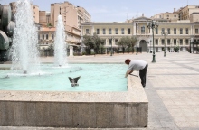 Καιρός, συντριβανι, περαστικοι