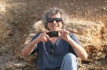 Ο Νίκος Κυπουργός μάς περιγράφει τη δική του Σύρο