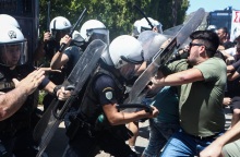 Ένταση και επεισόδια έξω από τη σύνοδο των Πρυτάνεων στην Ανάβυσσο