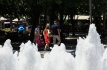 Δήμος Αθηναίων, συντριβανι, περαστικοι