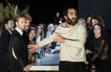 Ο Χάρης Φραγκούλης υποδύεται τον ξένο στην παράσταση «ζ-η-θ- Ο Ξένος» σε σκηνοθεσία Μιχαήλ Μαρμαρινού