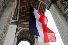 Πολιτική κρίση στη Γαλλία: Η Λεπέν απειλεί να ρίξει την κυβέρνηση Μπαϊρού αν επιμείνει στο «μνημόνιο»