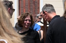 Συντετριμμένοι οι Γιώργος Καπουτζίδης και Ράνια Σχίζα στην κηδεία του Γεράσιμου Μιχελή