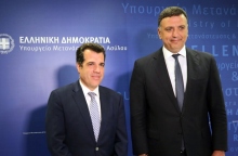 Ο υπουργός Μετανάστευσης και Ασύλου Θάνος Πλεύρης με τον υπουργό Ναυτιλίας και Νησιωτικής Πολιτικής Βασίλη Κικίλια 