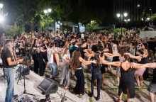 Δήμος Αθηναίων, ανθρωποι χορευουν μπαντα, μουσικη