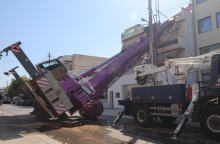 Γερανός έπεσε πάνω σε κατοικία στο Περιστέρι