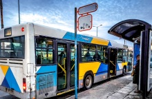 Σύγκρουση αστικού λεωφορείου με ΙΧ στην Αχαρνών