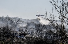 Φωτιά στην Πολυτεχνειούπολη: Τι εξετάζει η Πυροσβεστική περί σύνδεσης δύο εστιών