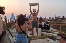 Νάξος: Αντιδράσεις για τον τουρίστα που σήκωσε μαρμάρινη πλάκα σε αρχαιολογικό χώρο για να φωτογραφηθεί