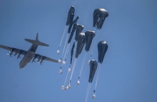 Ρίψη ανθρωπιστικής βοήθειας από αέρος από τον Βασιλικό Στρατό της Ιορδανίας πάνω από τη βόρεια Λωρίδα της Γάζας