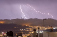κεραυνοι πανω απο πολη