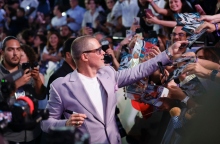 Ο Μπραντ Πιτ υπογραφει αυτογραφα