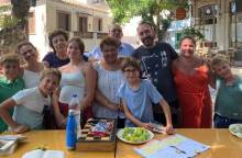 Η γαλλική και η ελληνική «οικογένεια» της Ζοζέτ στην πλατεία του Μεσότοπου Λέσβου