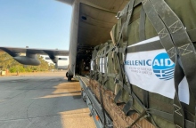 Η ελληνική ανθρωπιστική βοήθεια τη στιγμή της φόρτωσης με προορισμό τη Γάζα