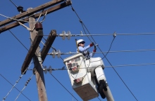 Υπάλληλος ΔΕΔΔΗΕ επιδιορθωνει καλωδια