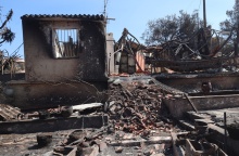 Η επόμενη ημέρα στην Κερατέα - Καμένα σπίτια, στάχτη και κορμοί που ακόμη καίγονται