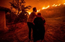 Άνδρας απομακρύνει γυναίκα από το σημείο της φωτιάς στην Αρχαία Ολυμπία