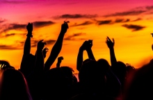 κοσμος χορευει στην παραλια