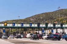 Σε εξέλιξη η επιστροφή των εκδρομέων του Δεκαπενταύγουστου: Αυξημένη κίνηση στην Αθηνών-Κορίνθου