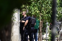 Γυναικοκτονία στο Χαλάνδρι: Ο δράστης επιτέθηκε με δύο μαχαίρια – Τη μαχαίρωσε 15 φορές