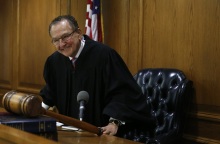 Όταν η σύζυγος «κάρφωσε» τον άντρα της στο δικαστήριο - Η πιο viral υπόθεση του δικαστή Φρανκ Κάπριο