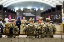 Μέλη της Εθνοφρουράς στο μετρό της Ουάσινγκτον