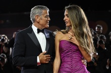 Τζορτζ Κλούνεϊ: Η εντυπωσιακή εμφάνιση με την Αμάλ στο κόκκινο χαλί του Φεστιβάλ Βενετίας