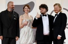 Αποθέωση για το «Bugonia» στη Βενετία: 7λεπτο standing ovation για τον Γιώργο Λάνθιμο και την Έμα Στόουν 