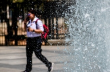 Καιρός, συντριβανι, περαστικοι