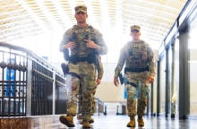 Μέλη της Εθνοφρουράς περιπολούν τους δρόμους του Λος Άντζελες