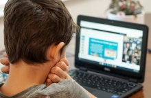 ChatGPT, παιδι μπροστα σε λαπτοπ