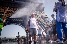 Γαλλία, πυργος του Αιφελ, περαστικοι, καλοκαιρι