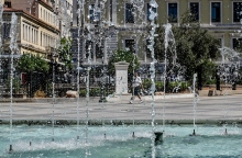 Καιρός, συντριβανι, περαστικοι