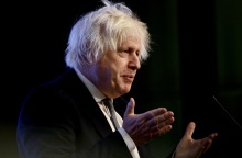 Μπόρις Τζόνσον: «Αηδιαστική» η υποδοχή Πούτιν από τον Τραμπ στην Αλάσκα