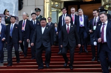 Ο Κιμ Γιονγκ Ουν κατά τη συνάντησή του με τον Πούτιν στο Πεκίνο