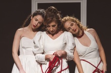 Μονόκλινο σε μπουάτ στο θέατρο Αλκμήνη