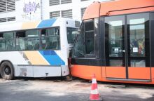 ΣΥΓΚΡΟΥΣΗ ΑΣΤΙΚΟΥ ΛΕΩΦΟΡΕΙΟΥ ΟΑΣΑ ΜΕ ΤΡΑΜ ΣΤΟΝ ΠΕΙΡΑΙΑ (ΓΙΑΝΝΗΣ ΠΑΝΑΓΟΠΟΥΛΟΣ/EUROKINISSI)