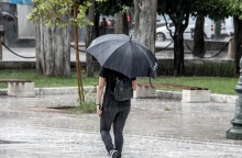 Καιρός, περαστικοι, βροχη