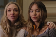 Σίντνεϊ Σουίνι και η Αμάντα Σέιφριντ