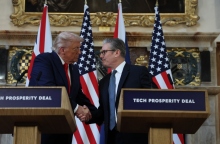 Ο Ντόναλντ Τραμπ και ο Βρετανός πρωθυπουργός Κιρ Στάρμερ  σε συνέντευξη Τύπου στο Τσέκερς, την εξοχική κατοικία του πρωθυπουργού 