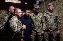 Ο Βολοντίμιρ Ζελένσκι στο μέτωπο του Ντονέτσκ