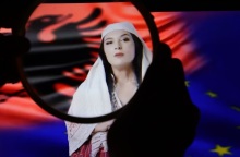 Αλβανία: Χάος στη Βουλή μετά την υπουργοποίηση της Diella -  Πέταξαν αντίτυπα του Συντάγματος στον Ράμα