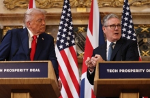 Ο Ντόναλντ Τζ. Τραμπ με τον Βρετανό Πρωθυπουργό Κιρ Στάρμερ στο Άιλσμπερι της Βρετανίας