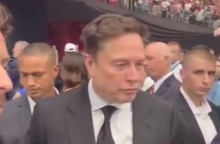 Ο Έλον Μασκ στην κηδεία του Τσάρλι Κερκ