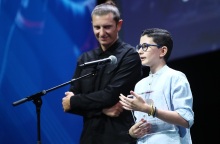 Βραβεία ΠΣΑΠΠ: «Ράγισε» καρδιές ο μικρός Μιχαήλ που νίκησε τον καρκίνο