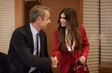 Ο Κυριάκος Μητσοτάκης με τη νέα πρέσβη των ΗΠΑ, Κίμπερλι Γκιλφόιλ